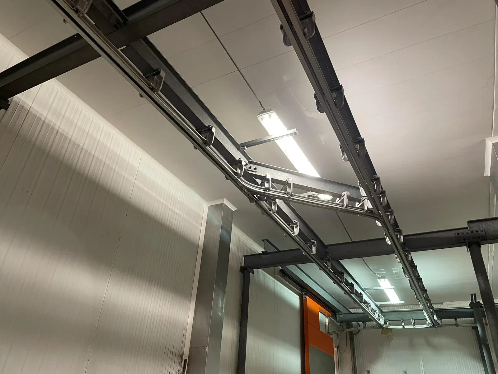 Plafond de salle propre rénové en lambris PVC, posé en site occupé